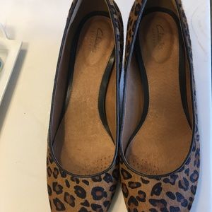 clarks leopard pumps